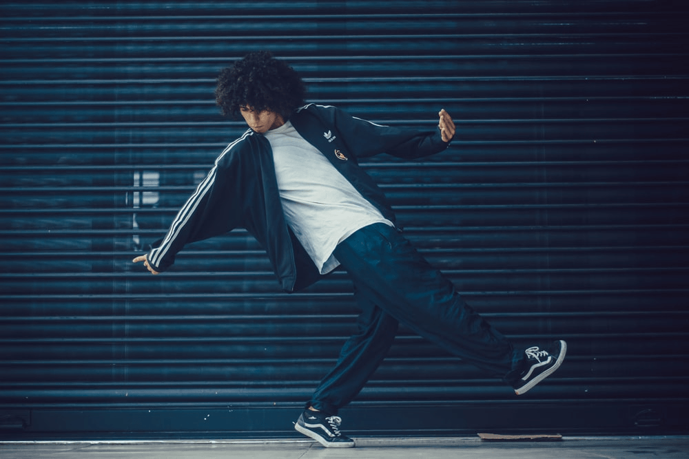 A man wearing sneaker match tees.